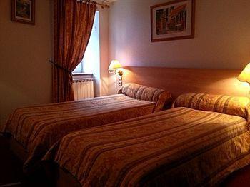 Auberge De L'Isard Сен Дени Екстериор снимка