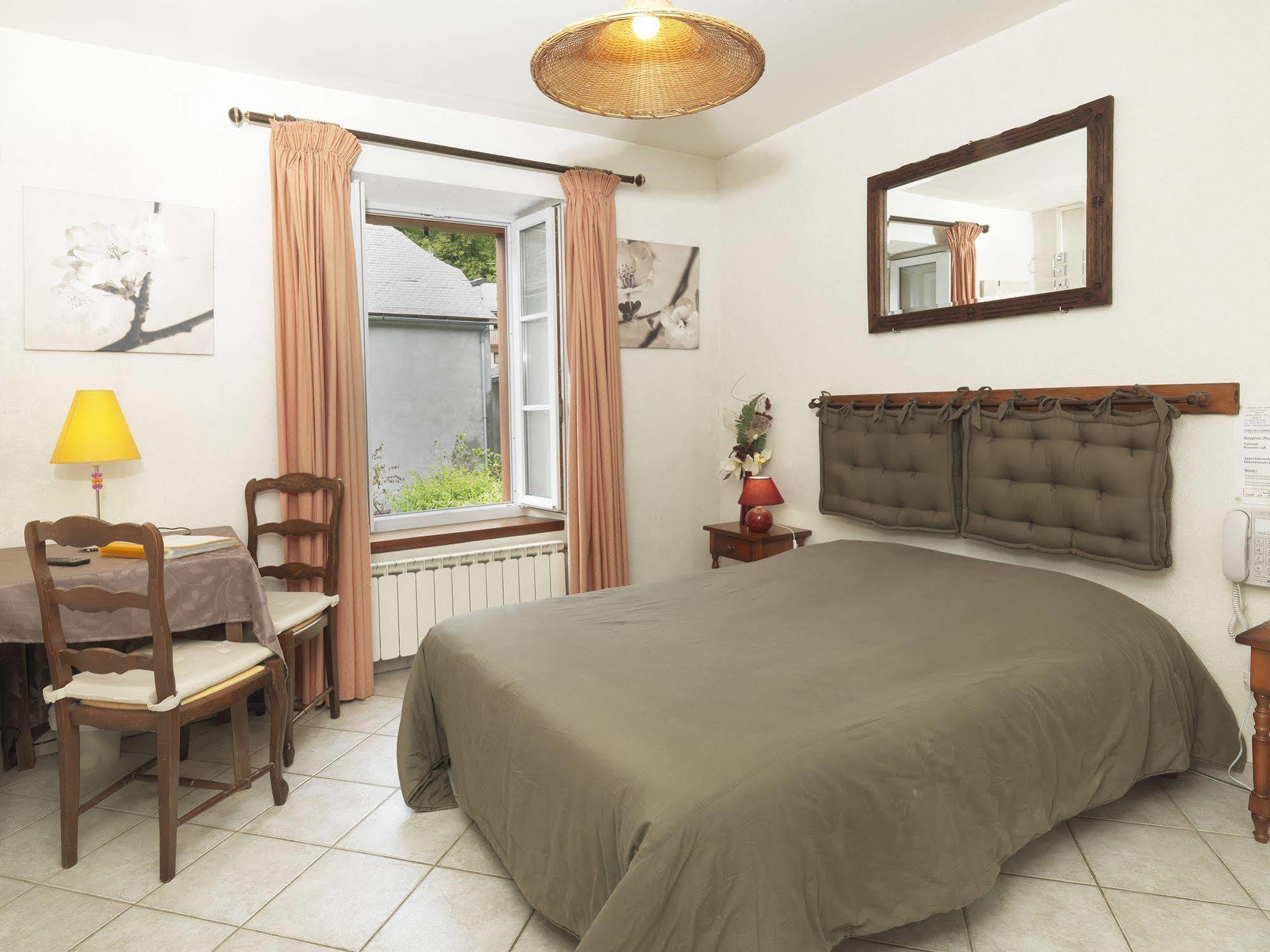 Auberge De L'Isard Сен Дени Екстериор снимка