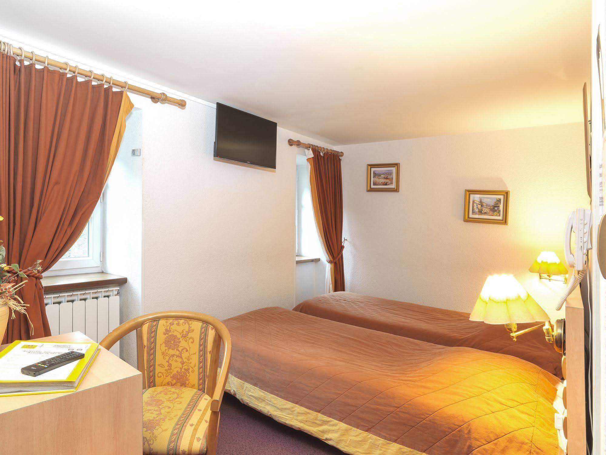 Auberge De L'Isard Сен Дени Екстериор снимка